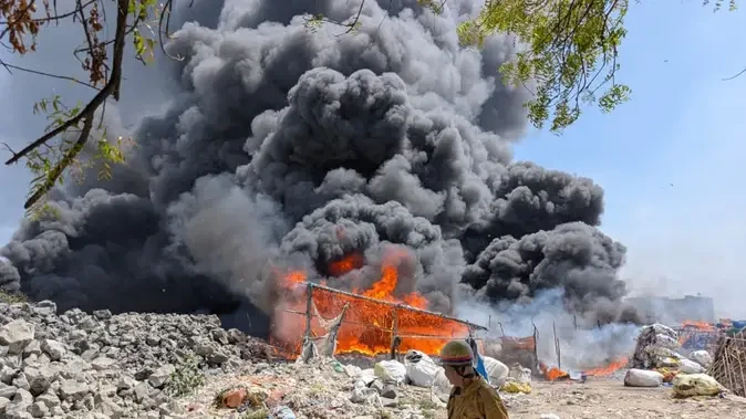 गाजियाबाद में भीषण आग, 500 से ज्यादा झुग्गियां जलकर राख