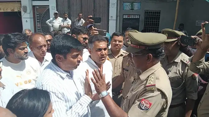 मेरठ सेंट्रल मार्केट धरने में कांग्रेस नेताओं और पुलिस में तीखी बहस