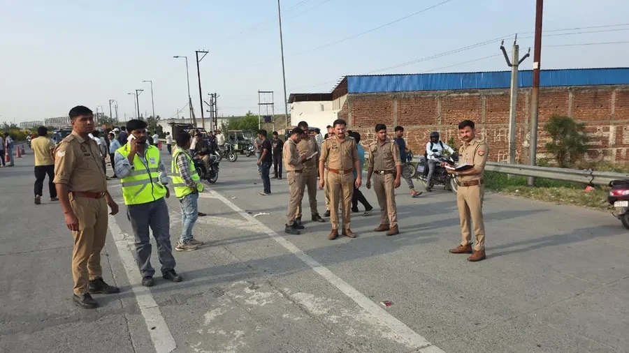 हापुड़ में भीषण सड़क हादसा, तेज रफ्तार कार ने 3 महिलाओं को रौंदा