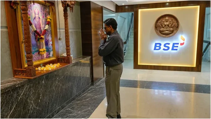 हफ्ते के आखिरी दिन शेयर बाजार की धीमी शुरुआत, रुपया मजबूत