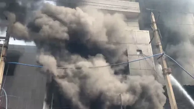 दिल्ली के नरेला में जूता फैक्ट्री में भीषण आग, 17 दमकल गाड़ियां मौके पर