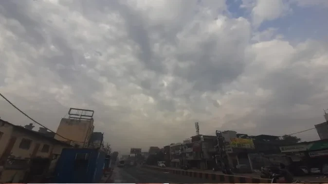 मेरठ में बदला मौसम सुबह तेज धूप, फिर बादलों का डेरा