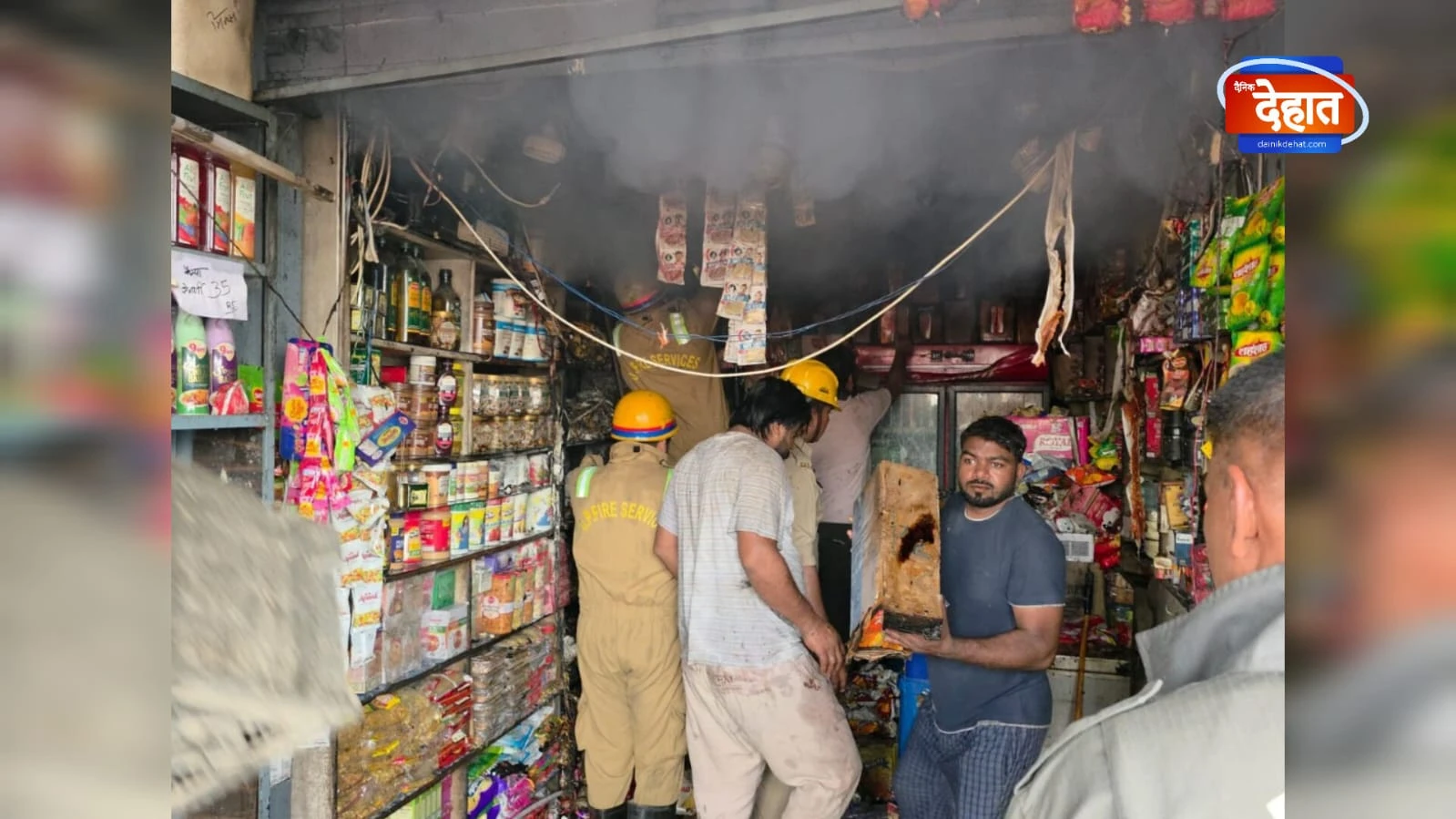 मुजफ्फरनगर के मदीना चौक पर कन्फेक्शनरी दुकान में भीषण आग, बड़ा हादसा टला