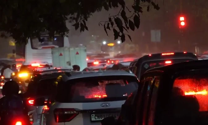 धूल भरी आंधी और बारिश ने बदला दिल्ली का मौसम, तापमान में आई गिरावट