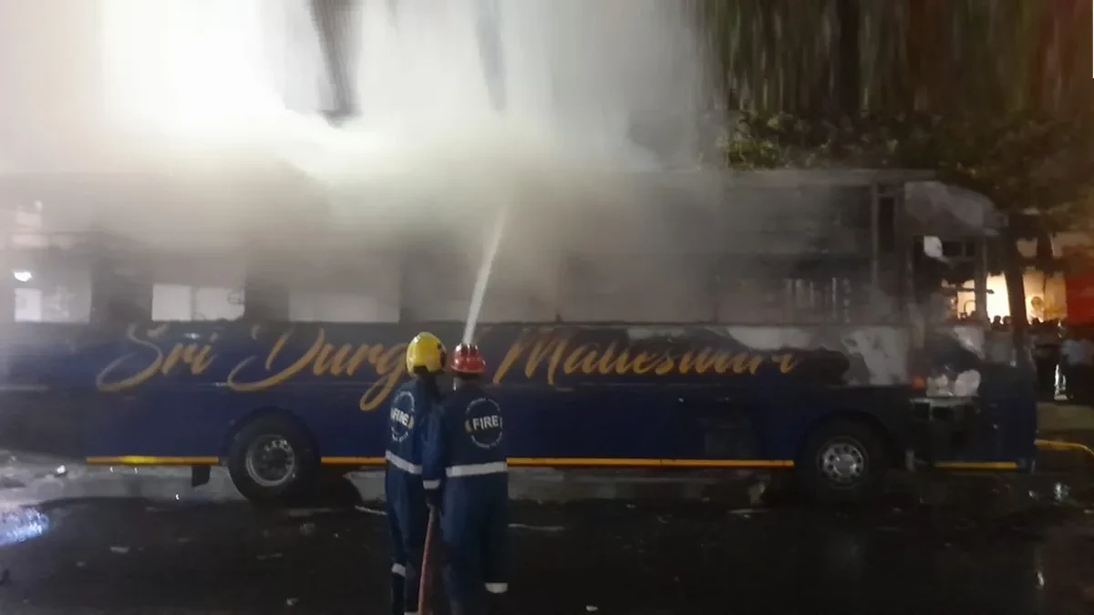 हैदराबाद में चलती प्राइवेट एसी स्लीपर बस में लगी आग, सभी यात्री सुरक्षित