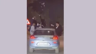 बागपत में हाईवे पर बरातियों का स्टंट, चलती कारों से उड़ाए नोट, पुलिस ने किया चालान