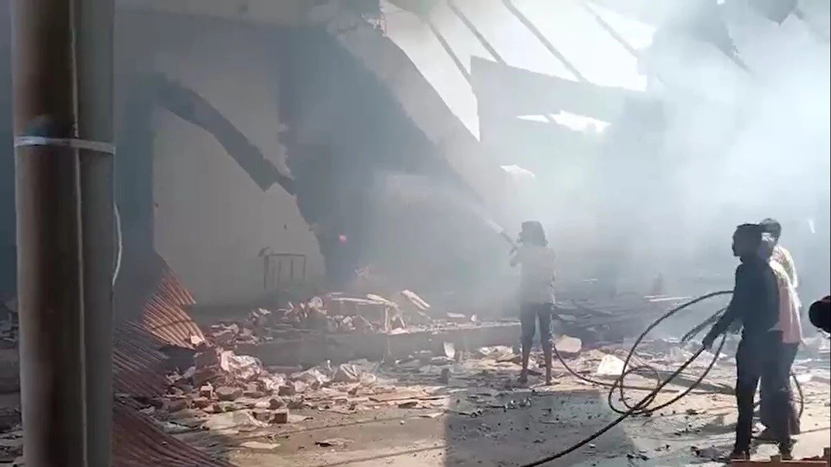 मुजफ्फरनगर में पटाखा गोदाम में विस्फोट के बाद भीषण आग, कई लोग झुलसे