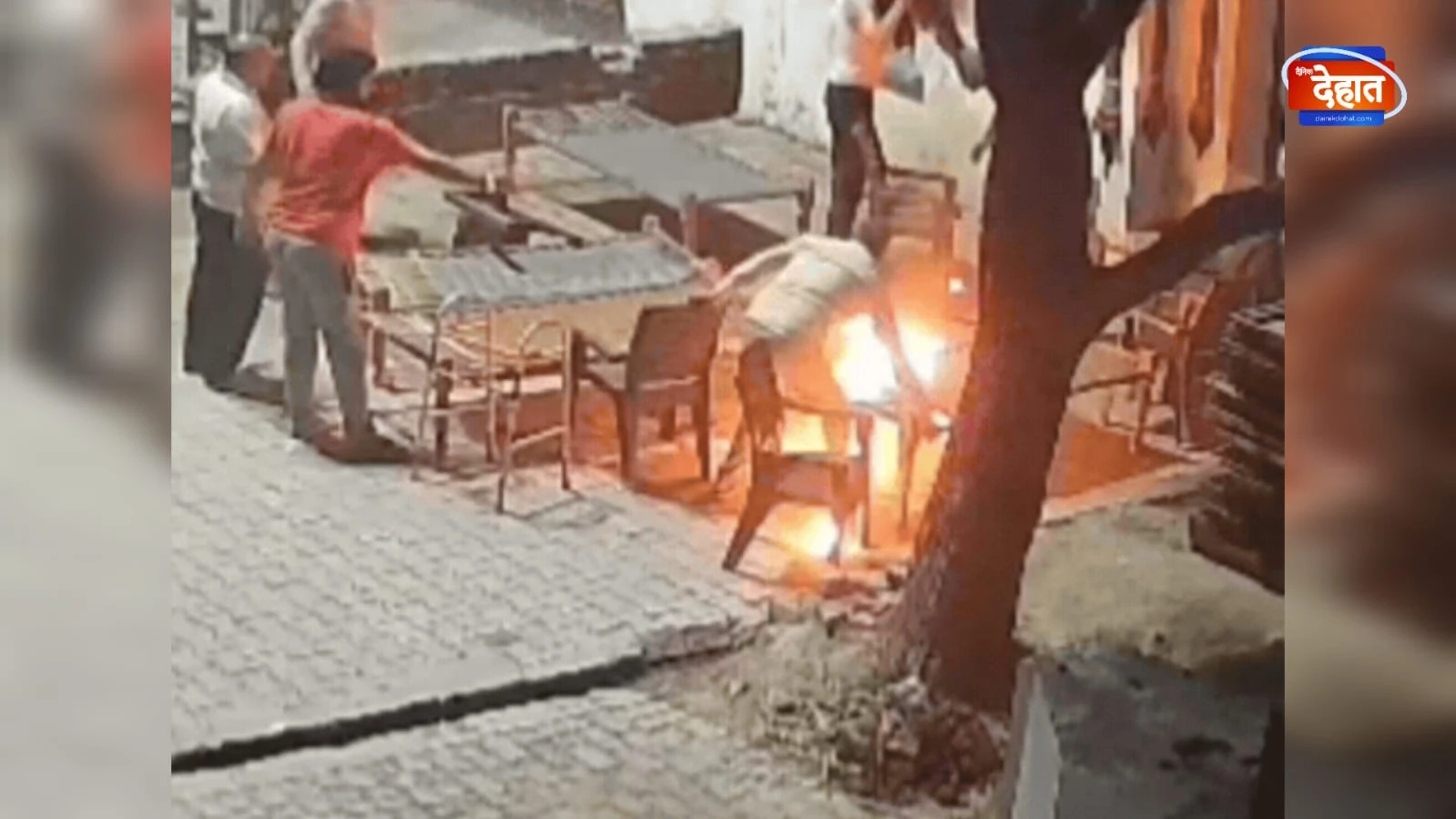 मुजफ्फरनगर में विवाद के बाद युवक ने खुद को लगाई आग, सीसीटीवी में पूरी घटना कैद