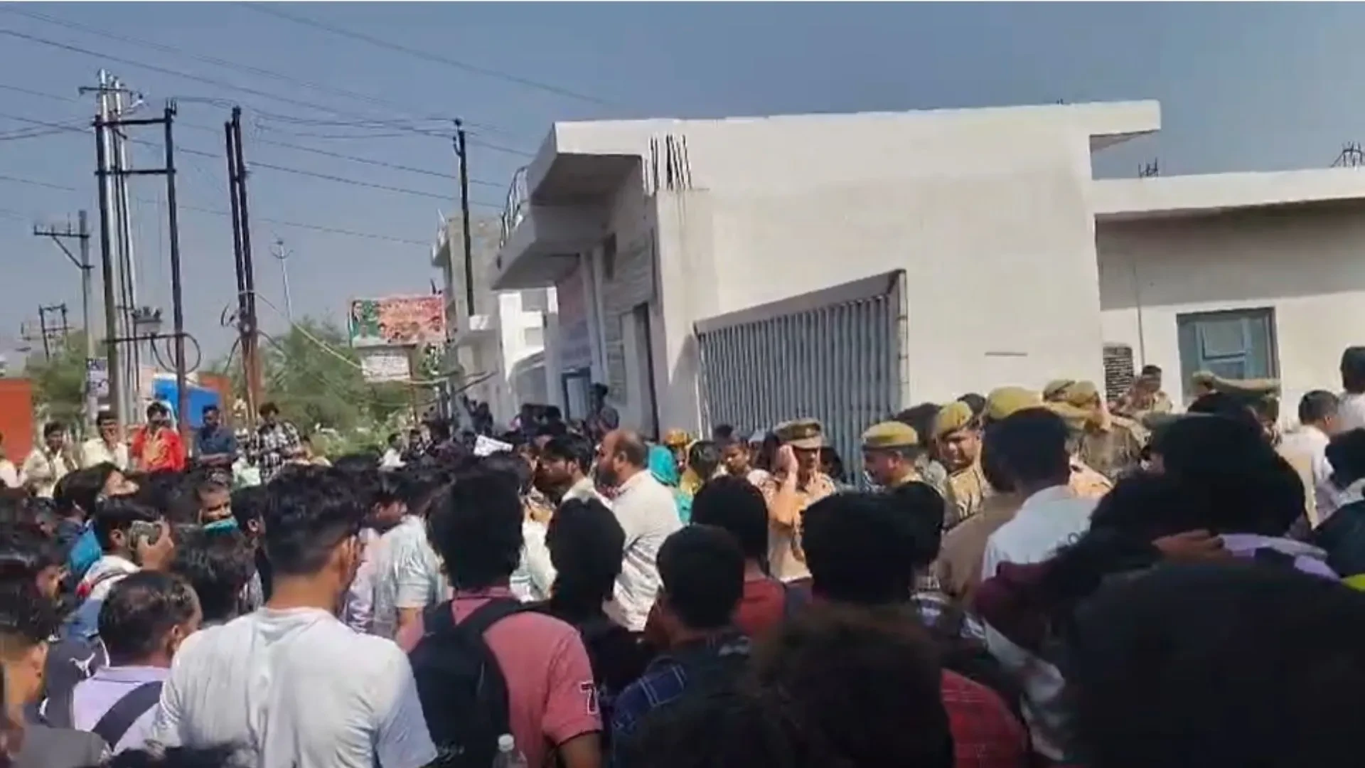 हापुड़ में वेतन बढ़ोतरी को लेकर कर्मचारियों का हंगामा, कामकाज प्रभावित