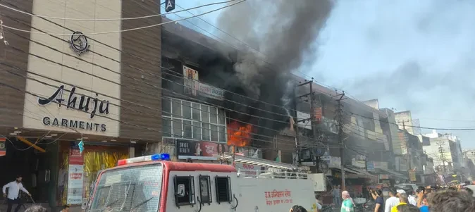 मेरठ में अग्रवाल कॉम्प्लेक्स में भीषण आग, कई दुकानें चपेट में