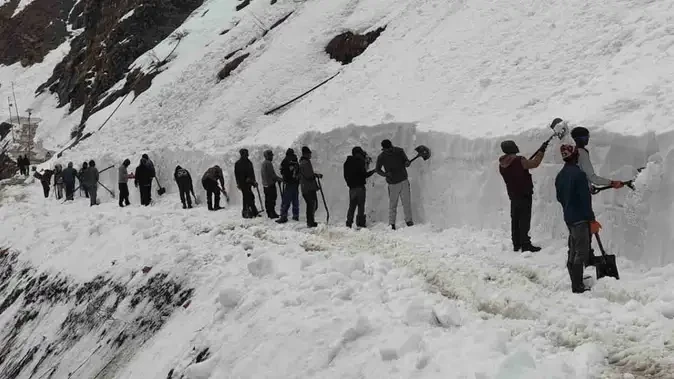 केदारनाथ धाम: कपाट खुलने से पहले तैयारियों में तेजी, 80% बर्फ हटाई गई