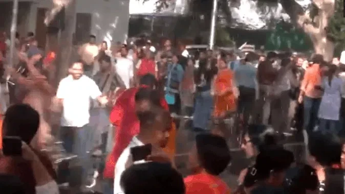 महिला आरक्षण मुद्दे पर राहुल गांधी आवास के बाहर भाजपा का प्रदर्शन, स्वराज समेत कई हिरासत में