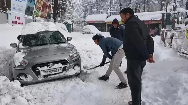 गुरेज में बर्फबारी के बीच फंसे 190 यात्रियों को पुलिस और BRO ने सुरक्षित निकाला