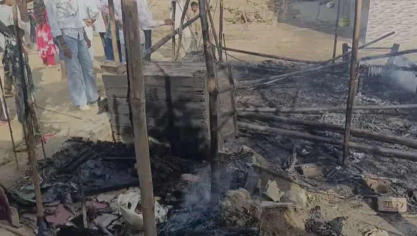 बिजली लाइन से झोपड़ी में लगी आग, दो पशु झुलसे, विभाग पर लापरवाही का आरोप