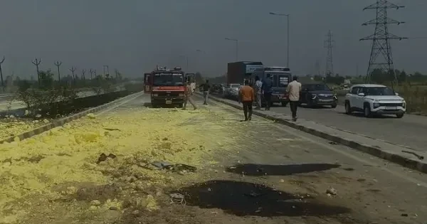 पानीपत-खटीमा हाईवे पर सल्फर से भरा ट्रक पलटा, फायर ब्रिगेड ने संभाली स्थिति