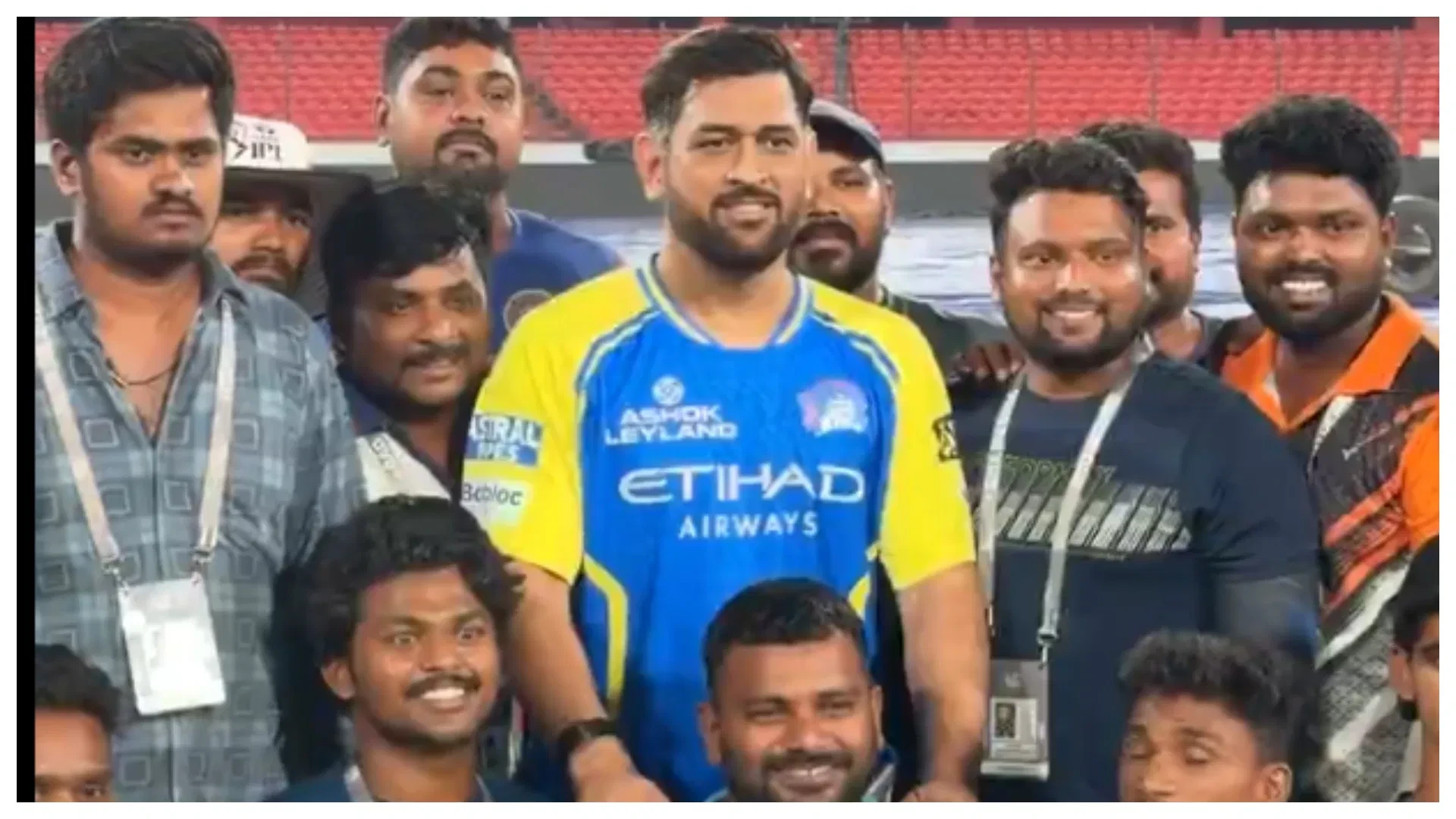 एमएस धोनी ने मैदानकर्मियों के साथ खिंचाई तस्वीर, फैंस का जीता दिल