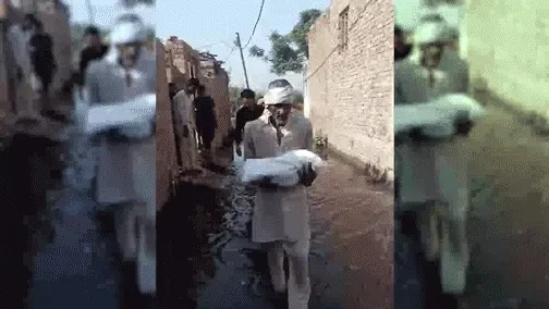 अंतिम राह भी नहीं आसान: बुखार से मासूम की मौत, पिता गोद में शव लिए कीचड़ के बीच से गुजरा