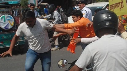 बागपत: बजरंग दल कार्यकर्ताओं ने पुलिसकर्मी को पीटा, सीओ ने भी किया लाइनहाजिर