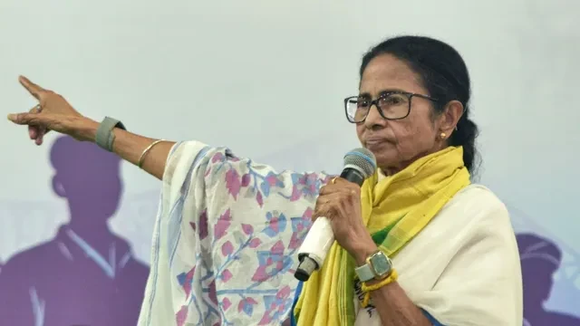 'बंगाल में युद्ध की गाड़ियां लाए हैं, हम लोकतंत्र से देंगे जवाब', ममता का बीजेपी पर निशाना