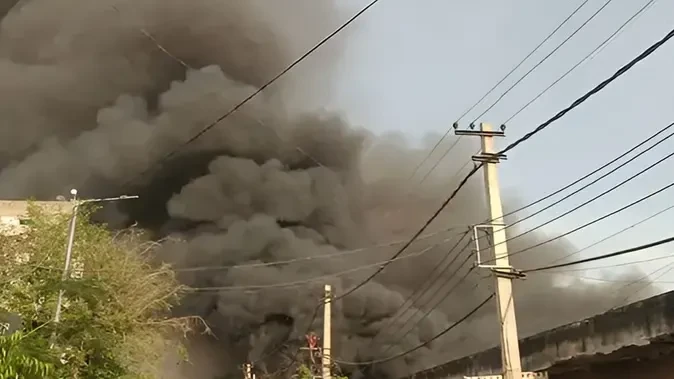 रेवाड़ी में झुग्गी बस्ती में भीषण आग, गैस सिलेंडर फटने से मची अफरा-तफरी