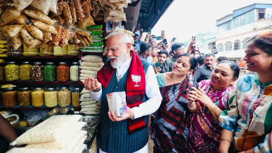 प्रोटोकॉल तोड़ जनता के बीच पहुंचे PM मोदी: दुकान पर लिया झालमुड़ी का स्वाद