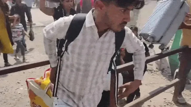 गुजरात के उधना स्टेशन पर भीड़ हुई बेकाबू, बैरिकेड तोड़ने लगे यात्री