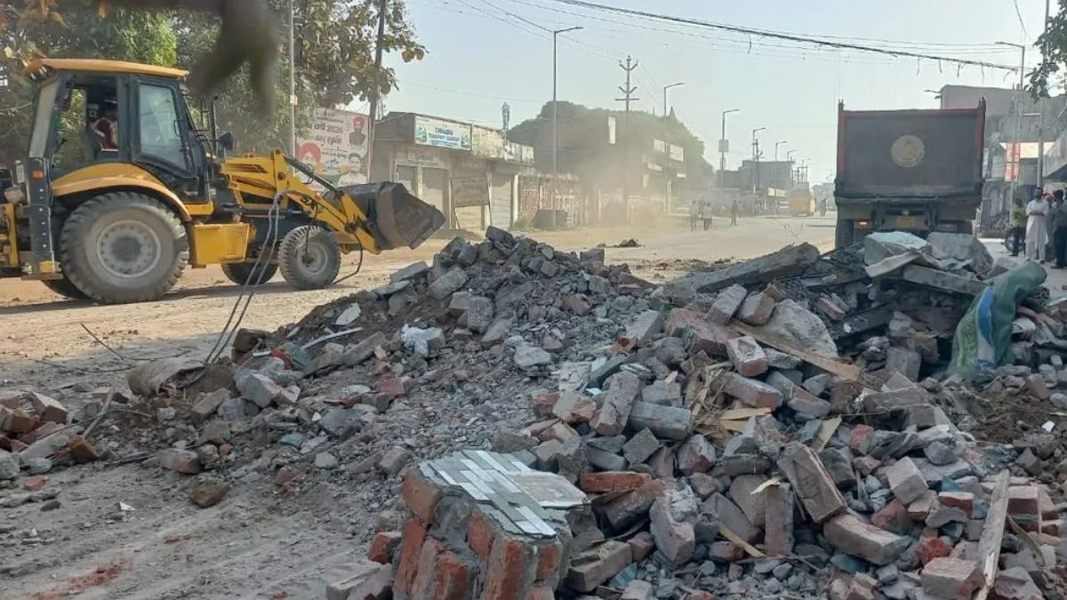 रामपुर: भारी पुलिस बल की मौजूदगी में दो दरगाहों पर चला बुलडोजर