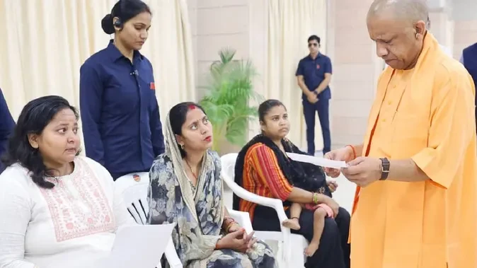 मुख्यमंत्री योगी का जनता दर्शन, फरियादियों की समस्याओं पर दिए सख्त निर्देश