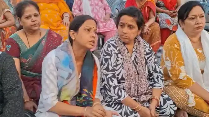 मेरठ सेंट्रल मार्केट में धरना 11वें दिन भी जारी, महिलाओं का विरोध तेज