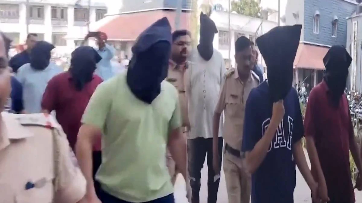 'मेरी साड़ी खींचते थे, जांघों पर हाथ रखते थे', टीसीएस कर्मचारी ने सुनाई आपबीती