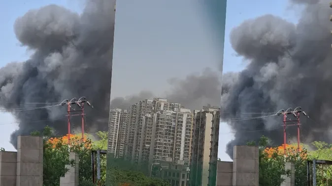 गाजियाबाद के गौर चौक बाजार में भीषण आग, इलाके में मचा हड़कंप