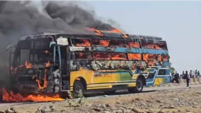 इंदौर: चलती बारात बस में लगी आग, यात्रियों ने खिड़कियों से कूदकर बचाई जान