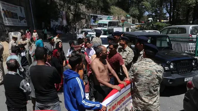 शिमला में 918 दिन से धरने पर बैठे दृष्टिबाधितों का अर्धनग्न प्रदर्शन