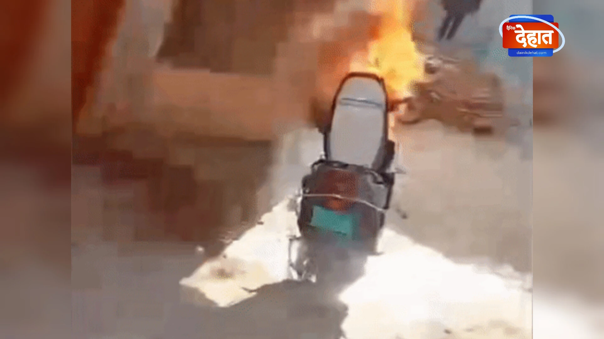 मुजफ्फरनगर: चलती इलेक्ट्रिक स्कूटी में लगी आग, वीडियो वायरल