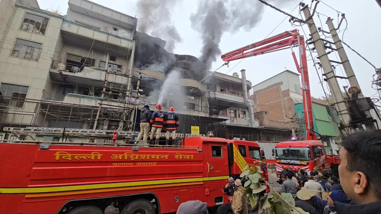 दिल्ली: नरेला की जूता फैक्ट्री में लगी भीषण आग, इलाके में दहशत