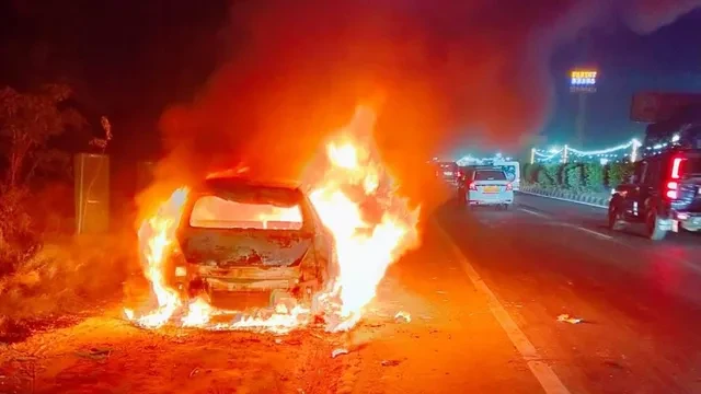 मिर्जापुर में भीषण हादसा, ट्रक की टक्कर से बोलेरो में लगी आग, 8 की मौत