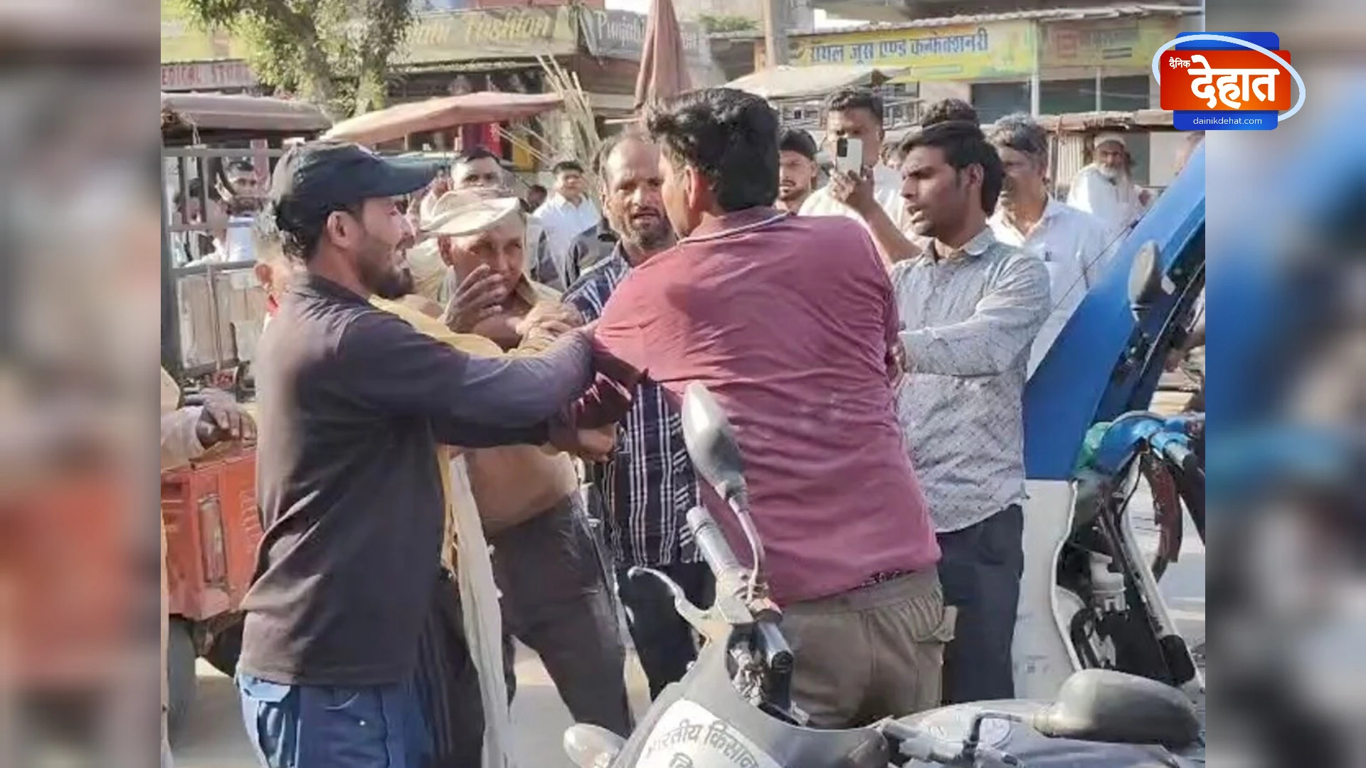 पैर पर ई-रिक्शा चढ़ने से विवाद, बस स्टैंड पर ई-रिक्शा चालक और राहगीरों में मारपीट