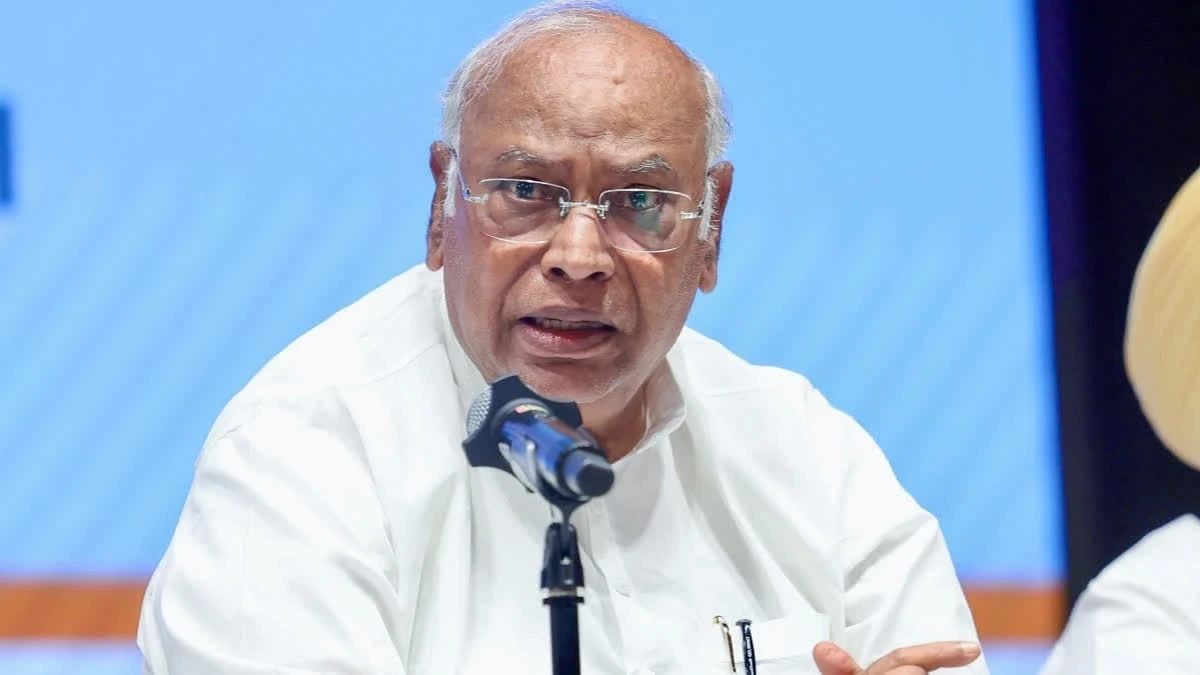 खरगे को नोटिस पर भड़की कांग्रेस, EC को बताया ‘गृह मंत्रालय का दफ्तर’