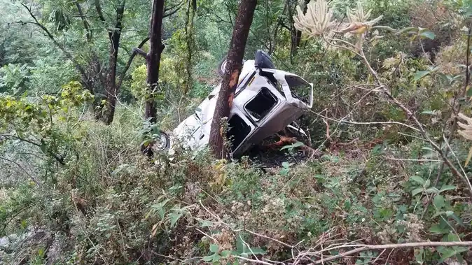 रुद्रप्रयाग में सड़क हादसा: खाई में गिरी कार, तीन लोगों की मौत