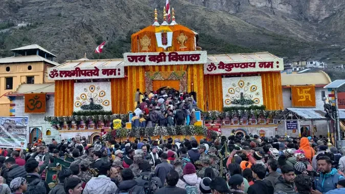बदरीनाथ मंदिर के कपाट खुलते ही उमड़ा आस्था का सैलाब, सीएम धामी बने साक्षी