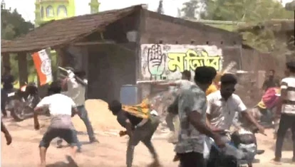 कारें तोड़ी, पत्थर फेंका, जमकर भांजी लाठियां, बंगाल में मतदान के बीच नाओदा में बवाल