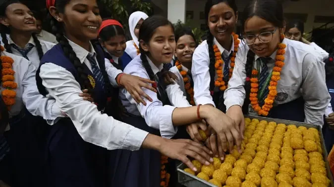 यूपी बोर्ड रिजल्ट 2026 जारी, हाईस्कूल में 90.42% और इंटर में 80.38% विद्यार्थी पास