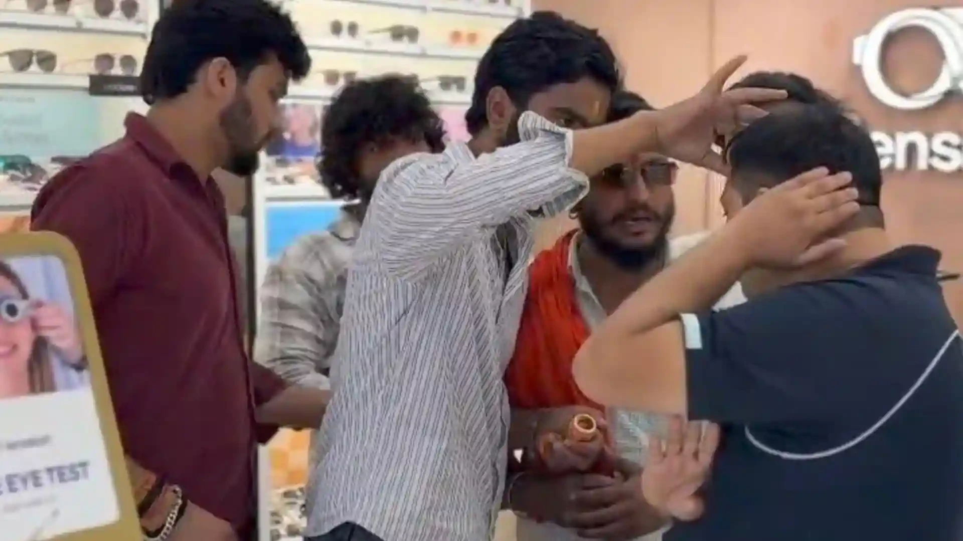 मुजफ्फरनगर: लेंसकार्ट स्टोर पर हिंदू संगठनों का प्रदर्शन, कर्मचारियों को तिलक-कलावा बांधा