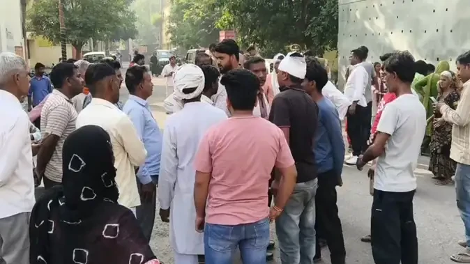 मुरादाबाद: तेज रफ्तार डंपर ने ट्रैक्टर-ट्रॉली को मारी टक्कर, 4 की मौत