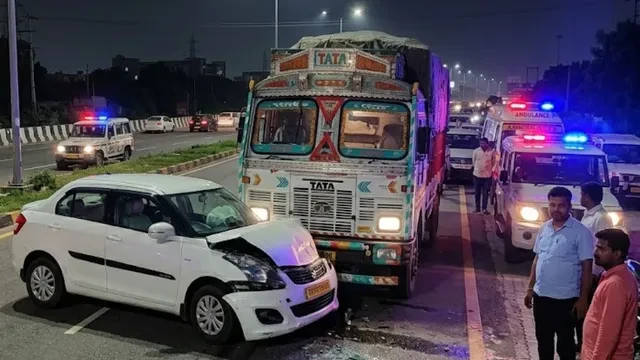 महाराष्ट्र: शादी से लौट रही कार की ट्रक से भिडंत, पांच लोगों की मौत