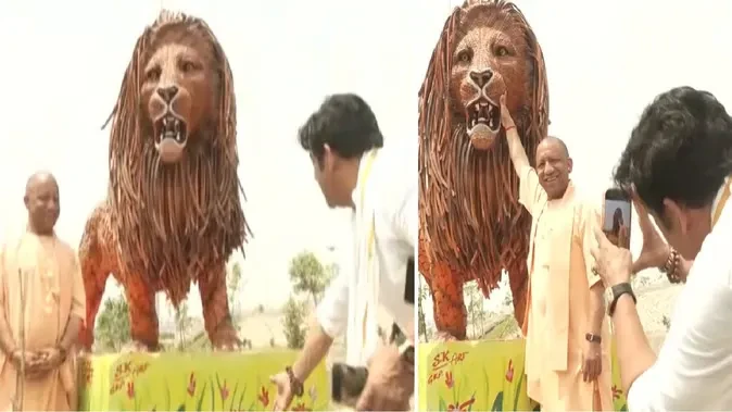 सीएम योगी की फोटो लेने के लिए सांसद रवि किशन ने थामा मोबाइल, करते दिखे 'डायरेक्शन'