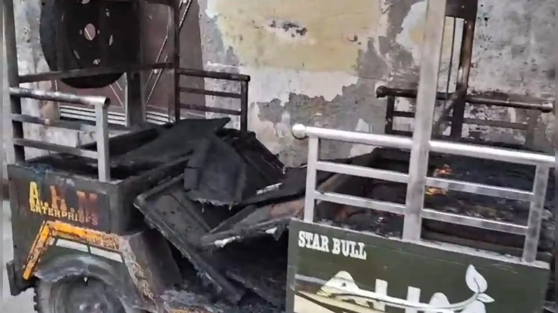 सहारनपुर: चार्जिंग के दौरान ई-रिक्शा की बैटरी फटी, चालक झुलसा