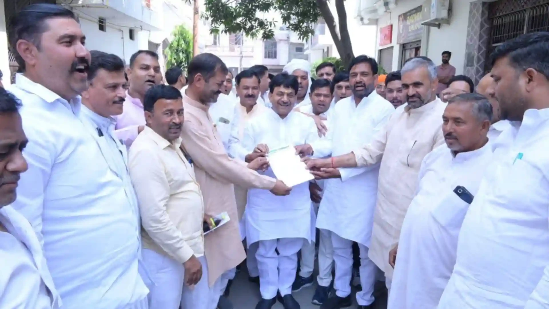 पंचायत चुनाव कराओ या कार्यकाल बढ़ाओ! मुजफ्फरनगर में प्रधानों ने मंत्री को सौंपा ज्ञापन