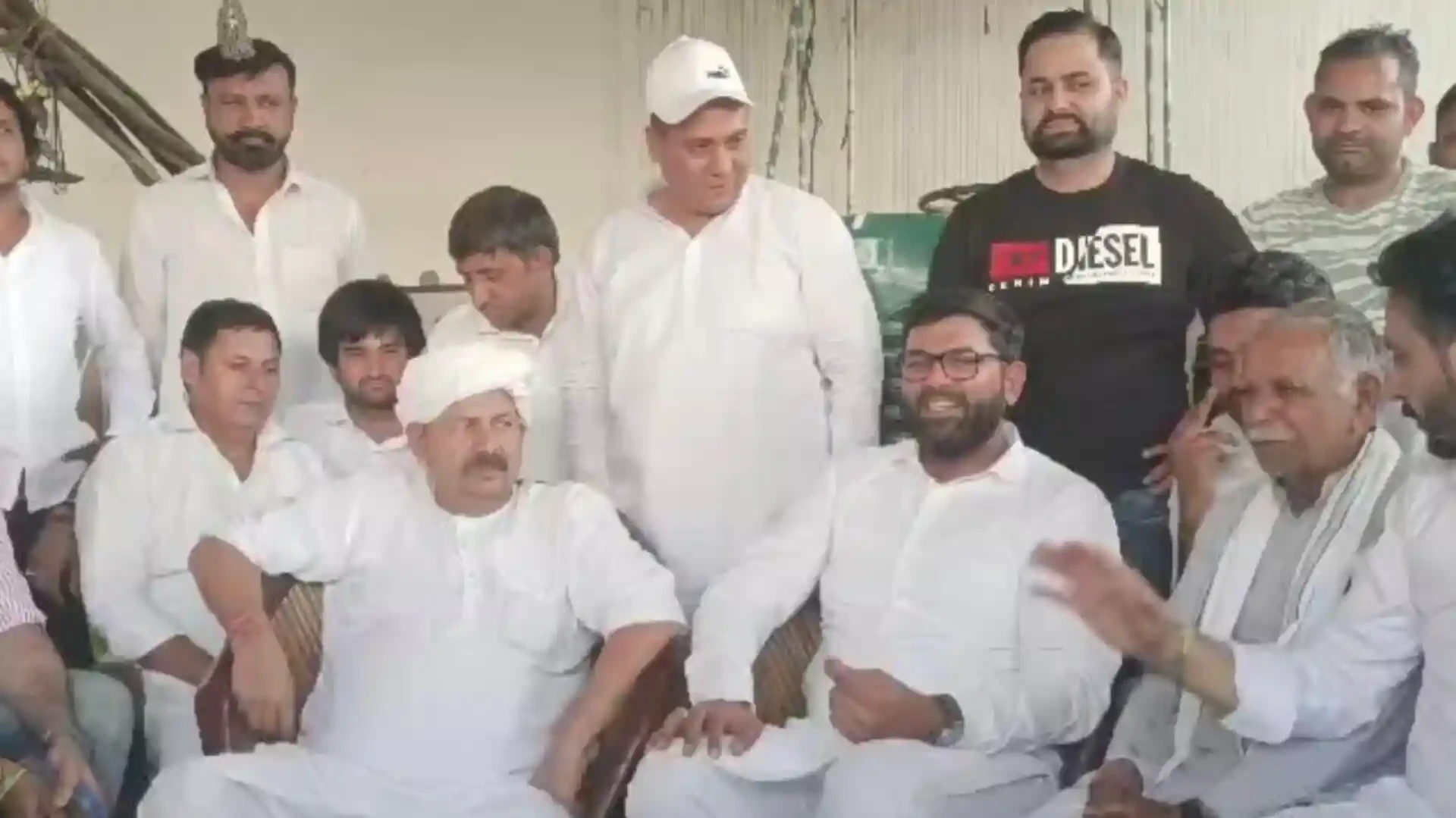 मुजफ्फरनगर: नरेश टिकैत से मिले दिग्विजय चौटाला, हिसार छात्र पंचायत में मांगा समर्थन