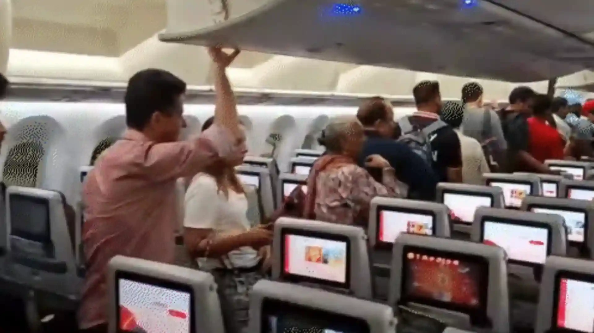 एअर इंडिया फ्लाइट में तकनीकी खराबी, AC बंद, घंटों गर्मी में परेशान रहे यात्री